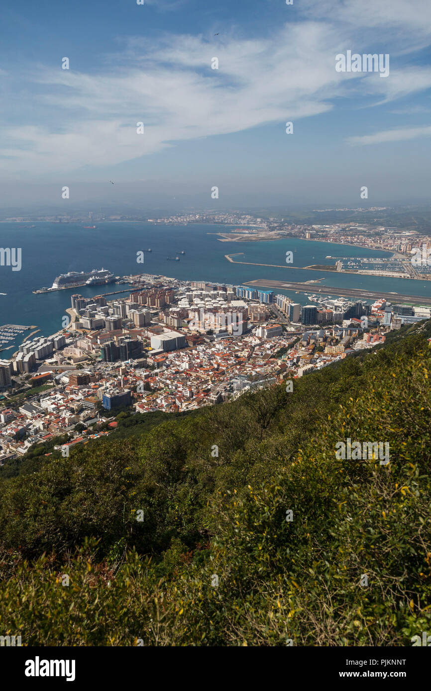 Vue depuis le rocher de Gibraltar, enclave britannique et gem à la mer Méditerranée et la Línea de la Concepción, ville frontière sur le continent espagnol Banque D'Images