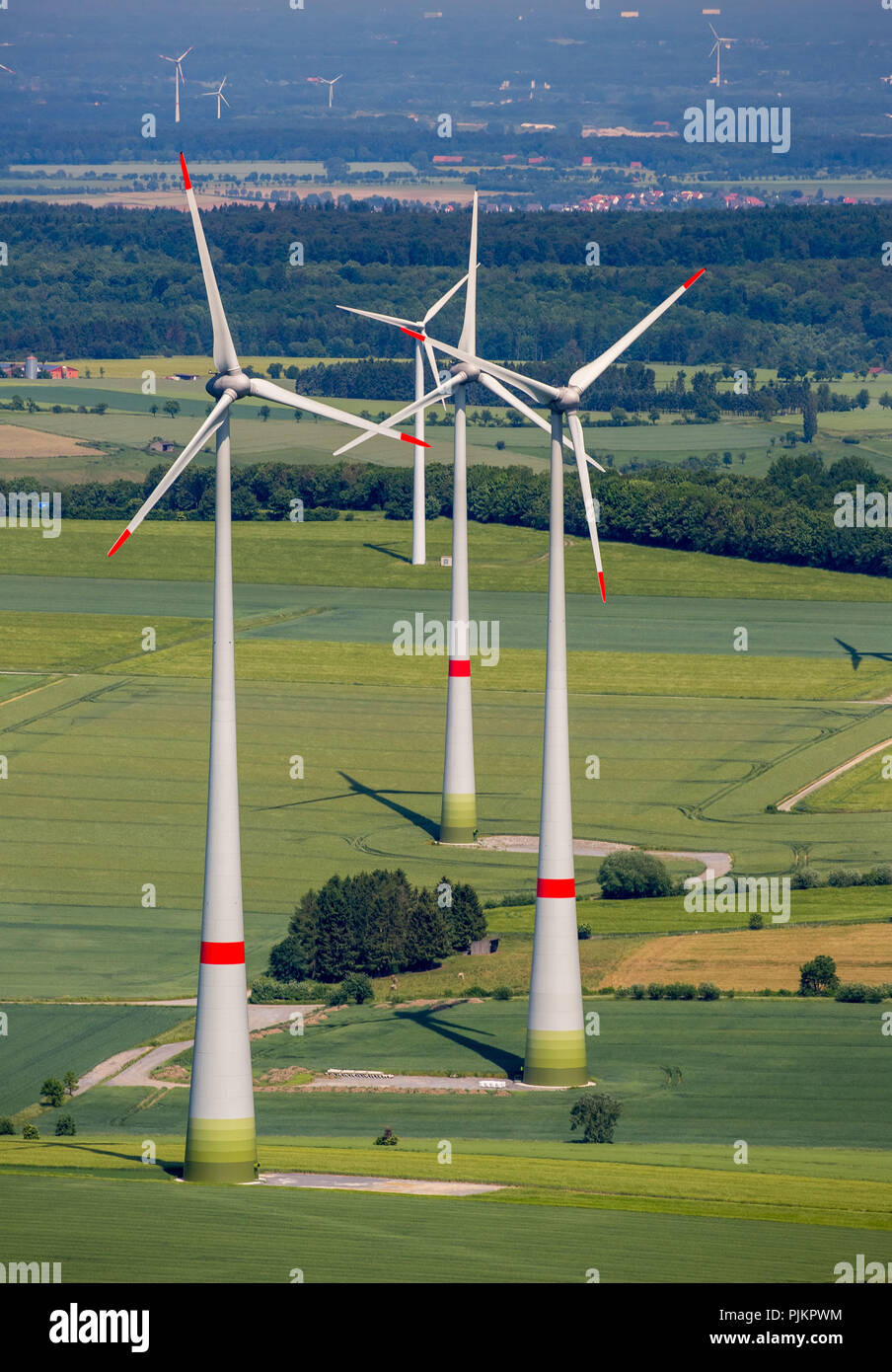 Les éoliennes, les éoliennes, l'énergie éolienne, l'énergie de remplacement, de l'énergie renouvelable, la destruction du paysage, Bad Wünnenberg, Soester Börde, Rhénanie du Nord-Westphalie, Allemagne Banque D'Images