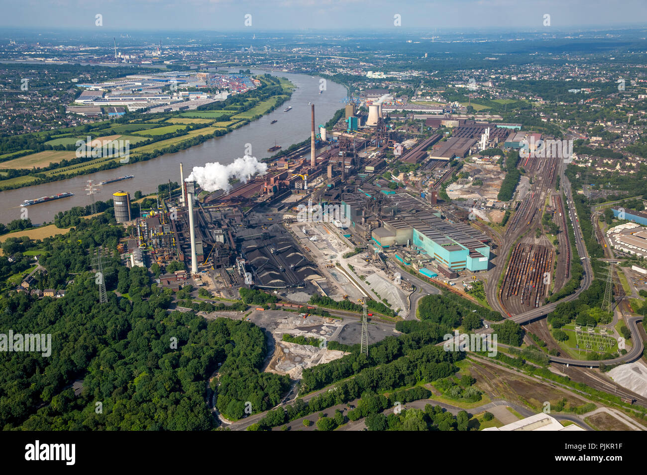 Cokerie et steel plant HKM dans le quartier Hüttenheim à Rhin avec inondation, Duisburg, Ruhr, Rhénanie du Nord-Westphalie, Allemagne Banque D'Images