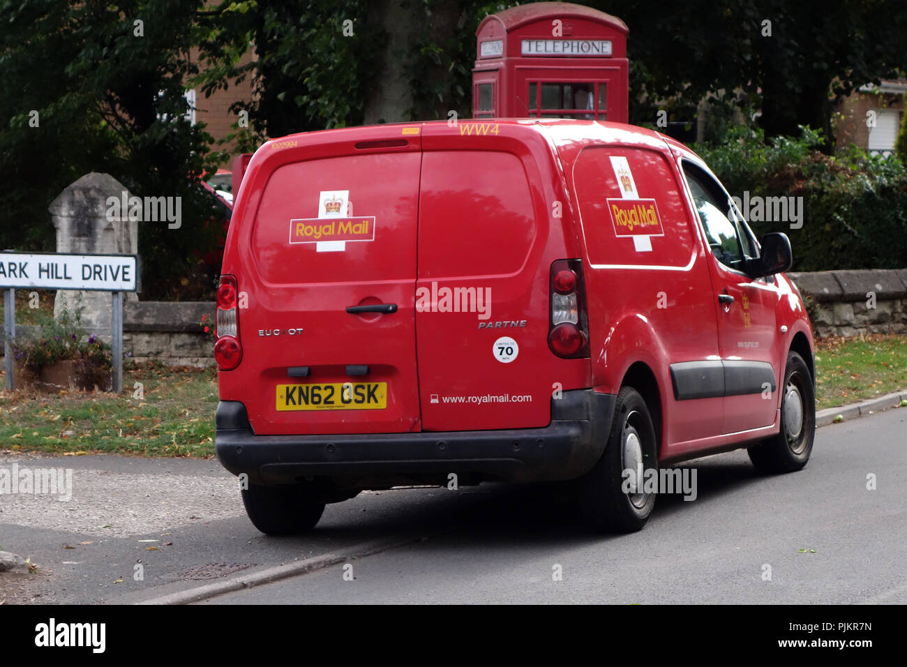 UK Red Royal Mail Delivery van livrer du courrier dans le pays Banque D'Images