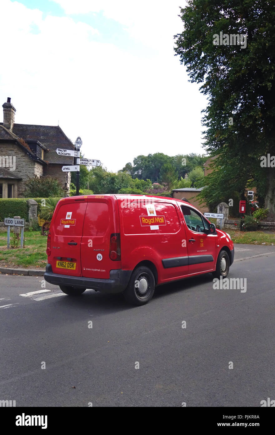 UK Red Royal Mail Delivery van livrer du courrier dans le pays Banque D'Images