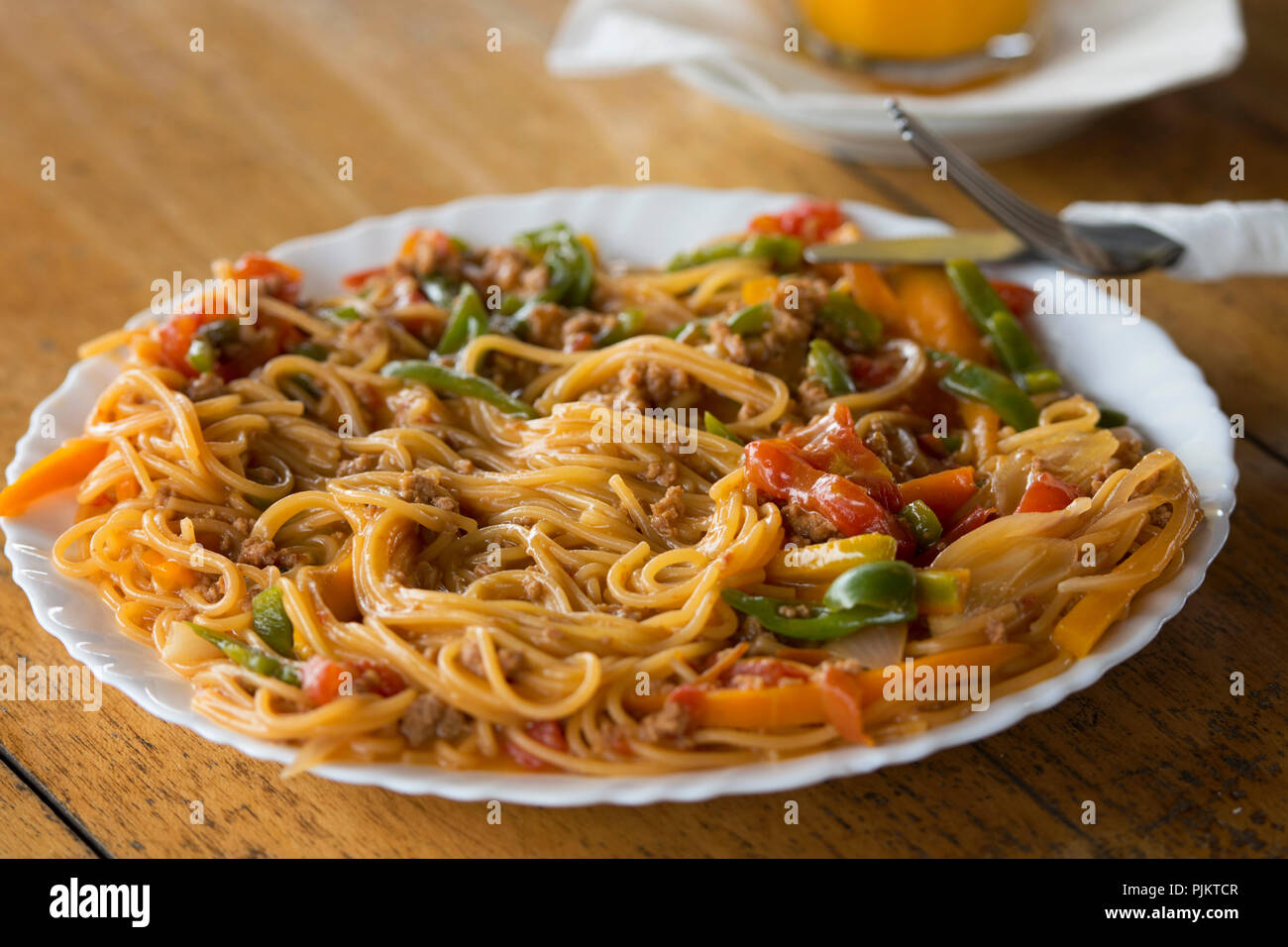 Spaghettis à la bolognaise, pâtes servis au restaurant dans le parc national du lac Mburo, Safari coin, l'Ouganda, l'Afrique de l'Est Banque D'Images