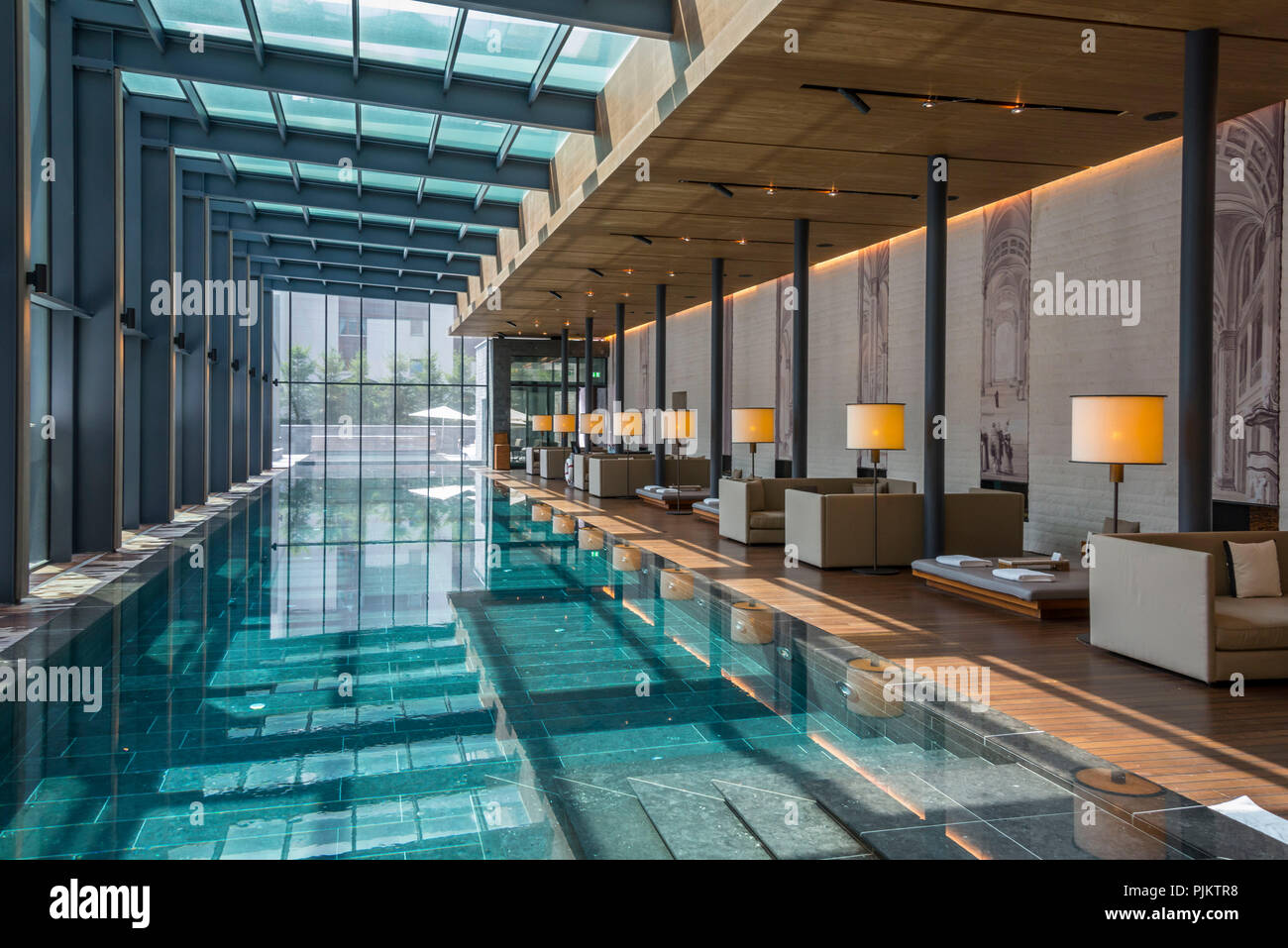 Piscine de l'hôtel de luxe cinq étoiles, The Chedi Andermatt, Urseren, Canton d'Uri, Suisse Banque D'Images