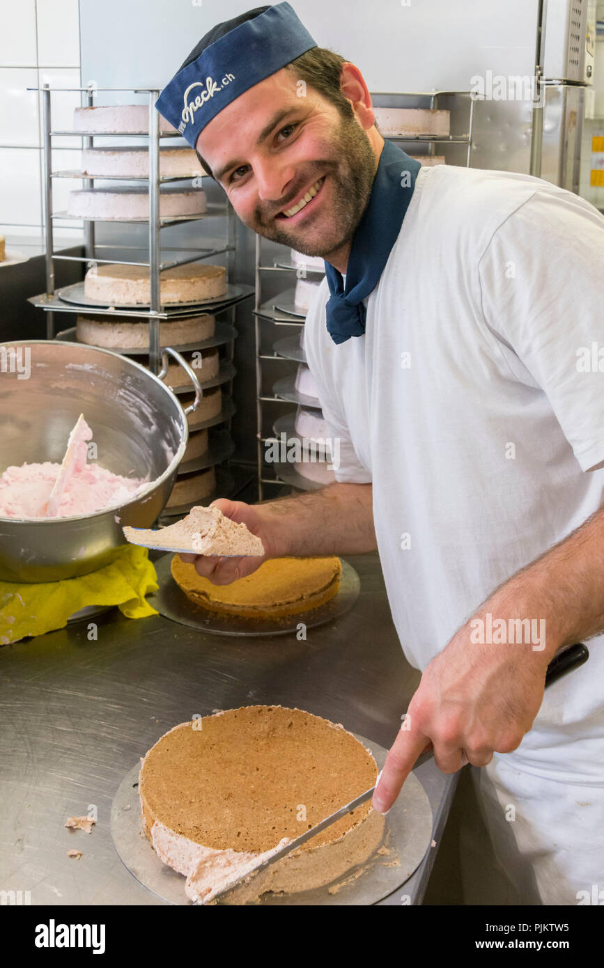 Préparation du gâteau cerise en confiserie Speck, Zug, le lac de Zoug, canton de Zoug, Suisse Banque D'Images