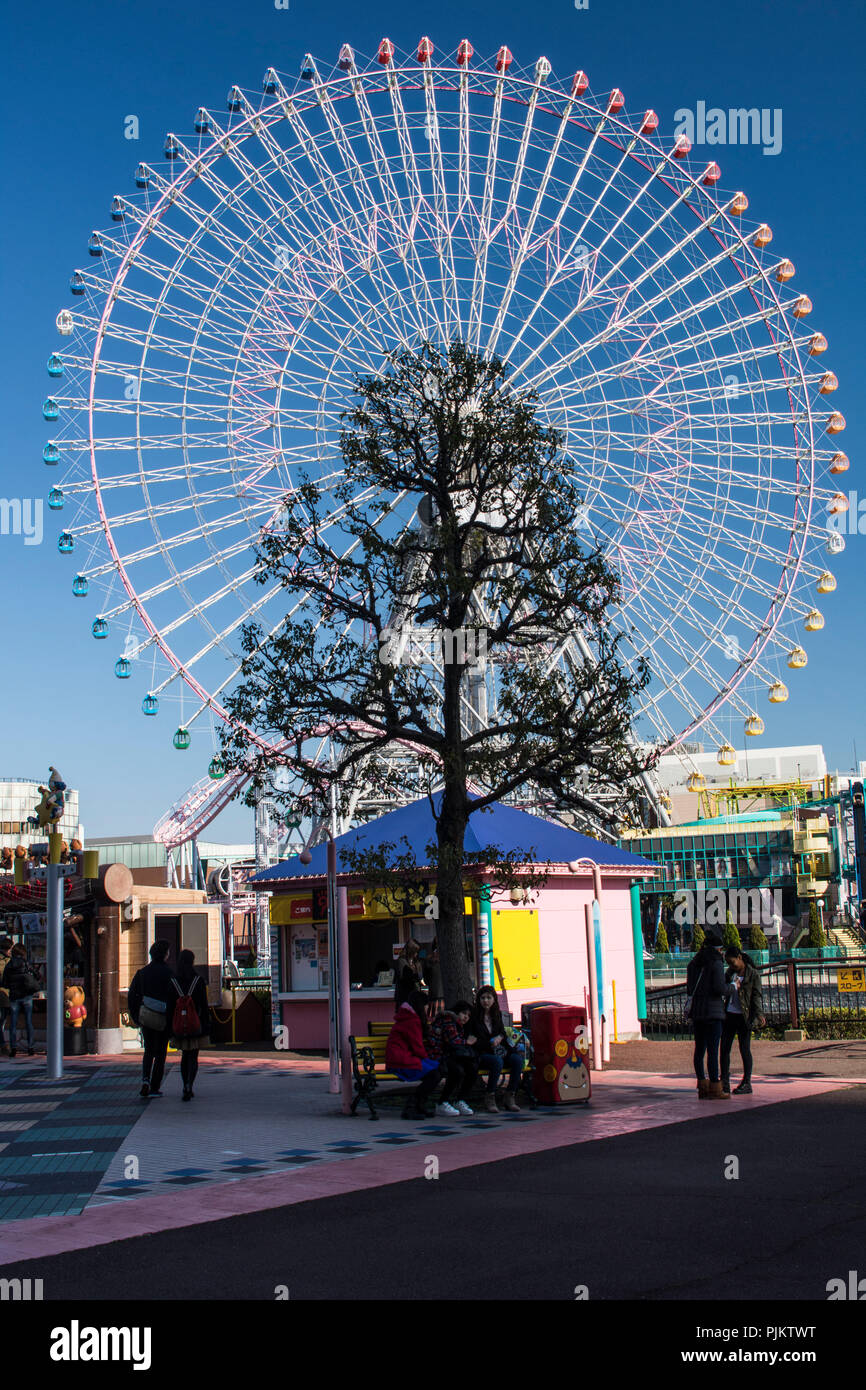 Cosmo World avec grande roue de Yokohama, Japon Banque D'Images