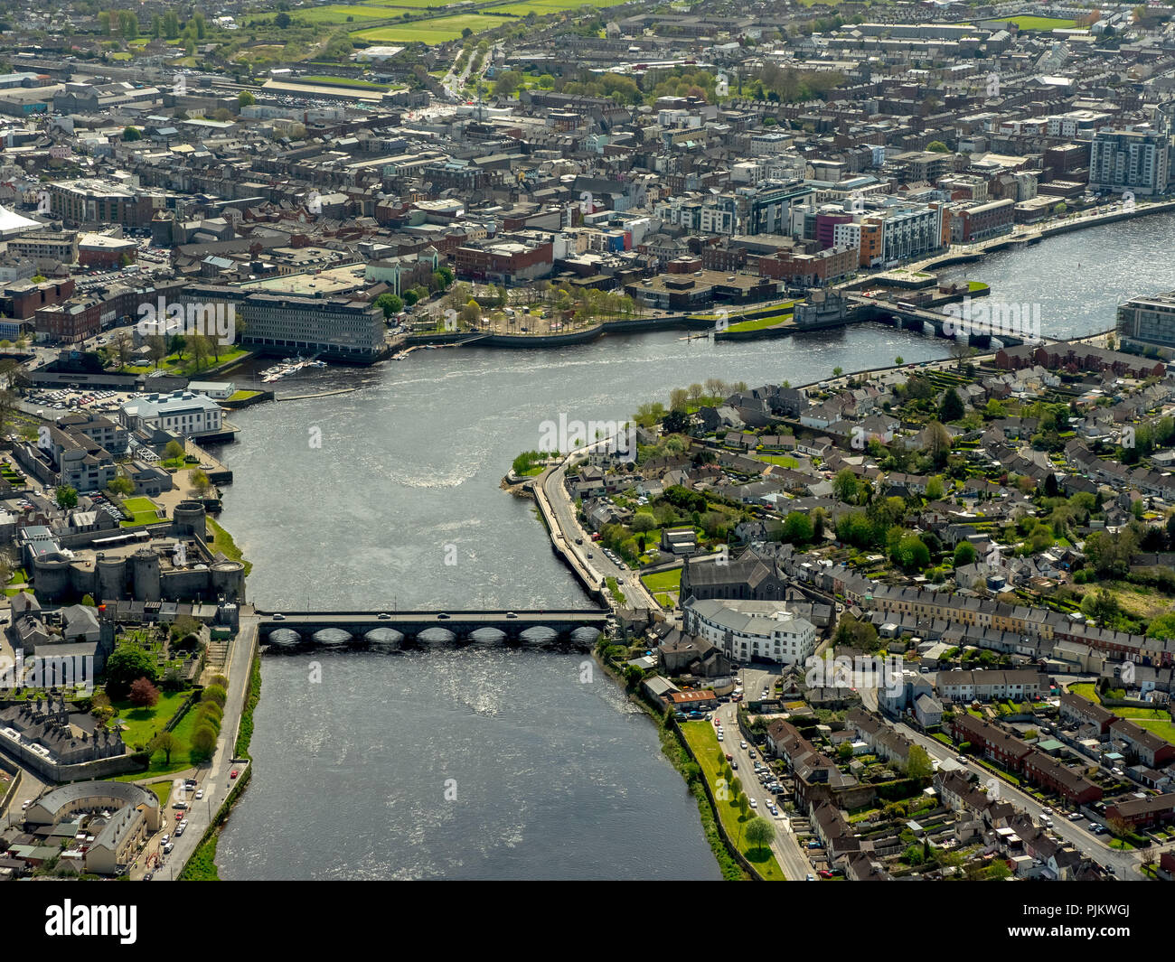 Rivière Shannon circulant dans Limerick, Limerick, dans le comté de Clare, Limerick, Irlande, Europe Banque D'Images