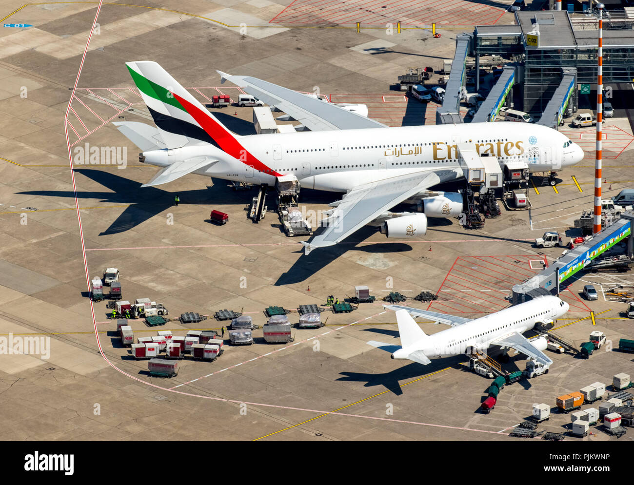 L'aéroport de Düsseldorf, l'aéroport, un Dusseldorf-Lohausen6-EDS Unis Airbus A380-861, à la porte, d'aéronefs Fabricants, Düsseldorf, Rhénanie du Nord-Westphalie, Allemagne, Banque D'Images