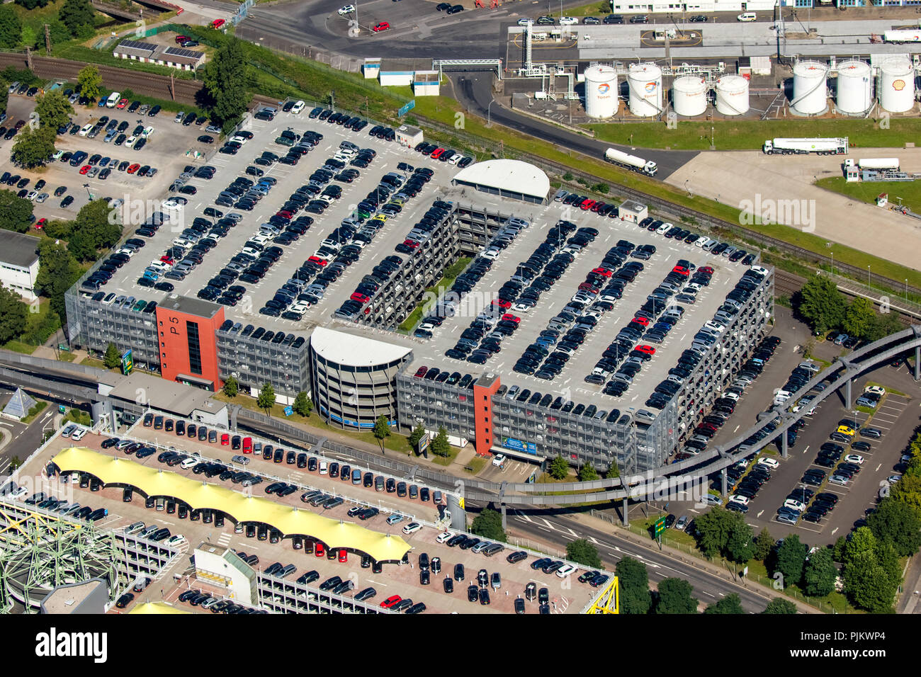 L'aéroport de Düsseldorf, EDDL, airport parking garage en face 4, contrôle  du trafic aérien passager, doigt, avions, Düsseldorf, Rhénanie du  Nord-Westphalie, Allemagne Photo Stock - Alamy