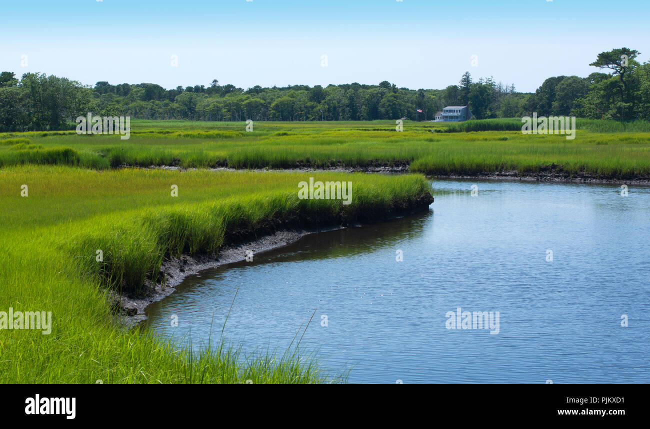 La rivière de hareng d'Harwich, Massachusetts à Cape Cod fait son chemin à travers un marais Banque D'Images