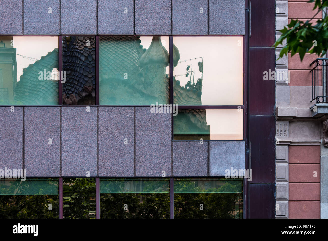 Bâtiment de Gaudi en miroir dans la façade d'un immeuble d'en face Banque D'Images