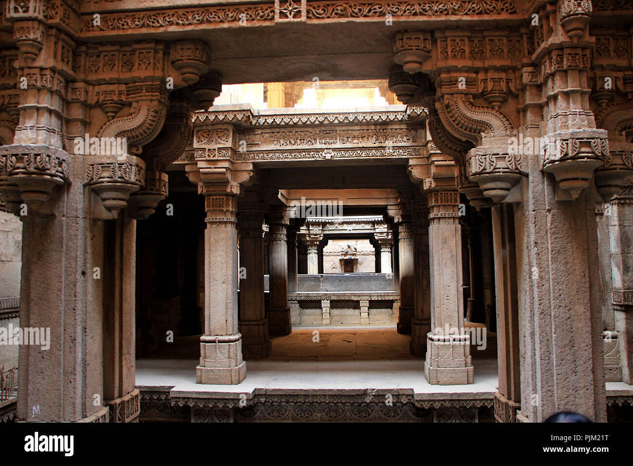 De Perspective de piliers en pierre du couvert sur Adalaj étape bien à Ahmedabad, Inde, Asie, Gujarath Banque D'Images