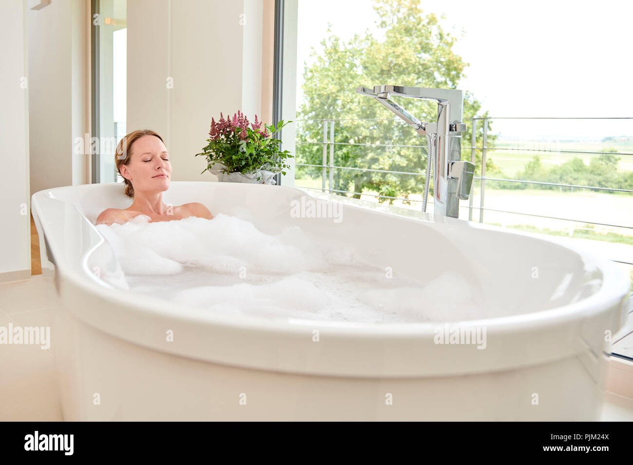 Jeune femme dans la baignoire Banque D'Images