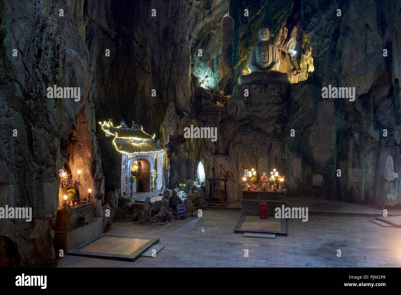 Au sein du temple bouddhiste Huyen Khong grotte dans les montagnes de marbre, à mi-chemin entre Hoi An et Da nang, Vietnam. Le temple fait partie d'un complexe de grottes Banque D'Images