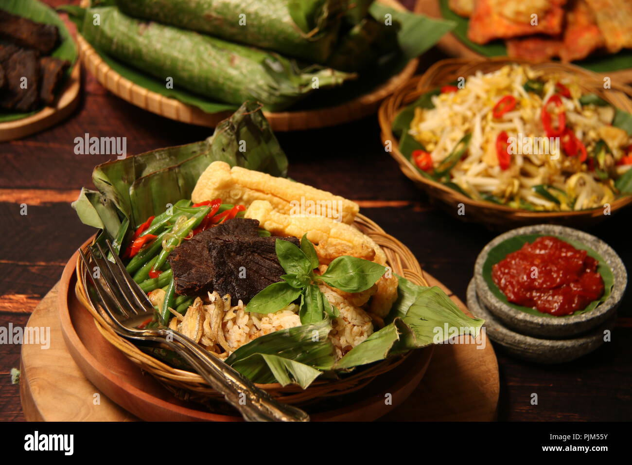 Nasi Bakar, le Sundanais traditionnels dans des feuilles de banane riz grillé Banque D'Images