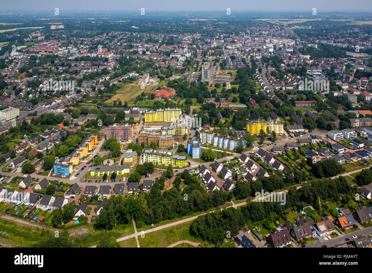 Les bâtiments de grande hauteur, privés, rénovation de logements de grande hauteur avec la reconstruction et beaucoup de couleurs, des gratte-ciel coloré, Neue Stadtgärten VIVAWEST Blumenthalstraße, Recklinghausen, Recklinghausen, Ruhr, Rhénanie du Nord-Westphalie, Allemagne Banque D'Images