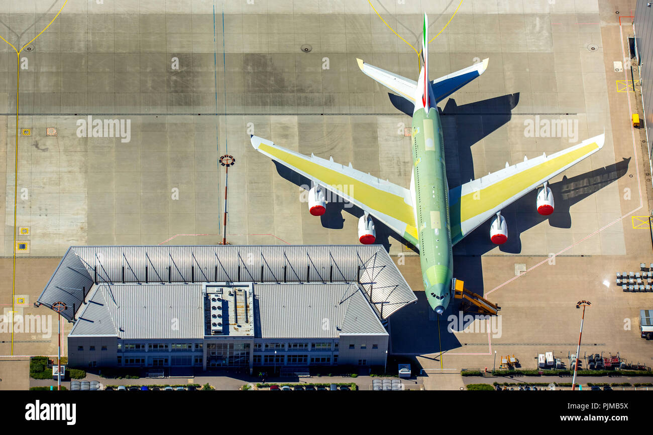 Airbus A380 pour Emirates avant l'achèvement sur le tarmac de l'aéroport, de Finkenwerder, Hambourg, ville libre et hanséatique de Hambourg, Hambourg, Allemagne Banque D'Images