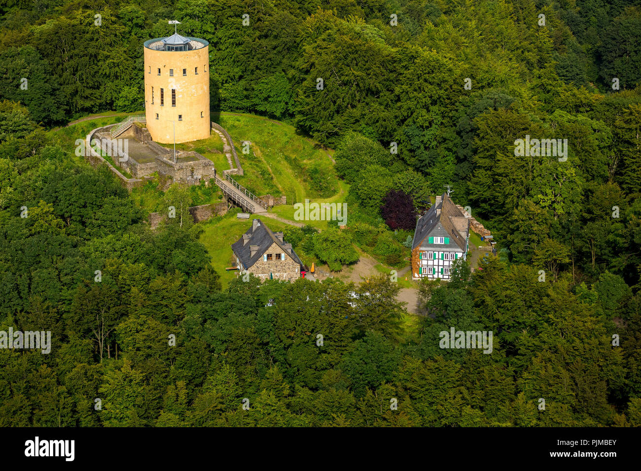 Ginsburg près de Grund avec maison à colombages dans le Siegerland, Heimbach, Rothaargebirge, au sud de la Westphalie, Rhénanie-Palatinat, Allemagne Banque D'Images