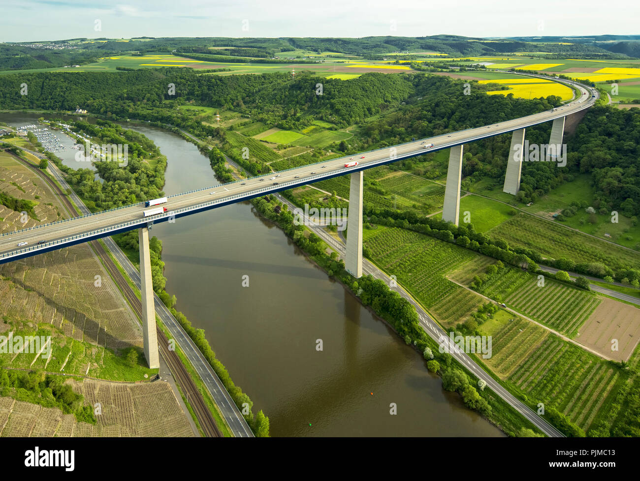 Vallée de la moselle pont à Dieblich, Koblenz Winningen, traversant l'autoroute a61 sur la Moselle, Winningen, Palatinat-sud, Rhénanie-Palatinat, Allemagne Banque D'Images