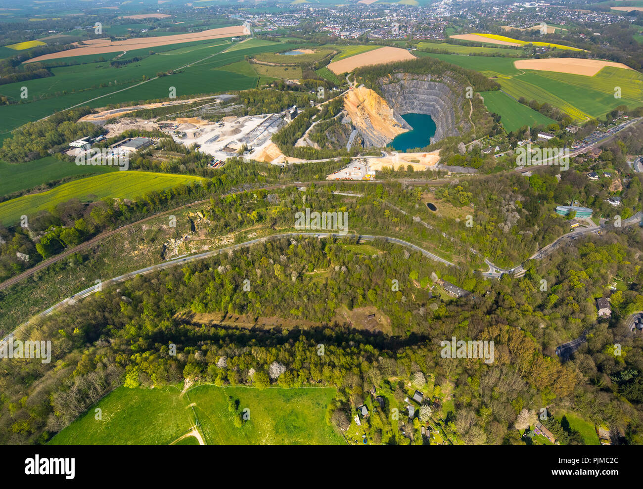 Avec l'homme de Neandertal l'homme préhistorique de Neandertal, en arrière-plan l'Goatus Epicus Totallus Vallée, Hochdahl, Erkrath, Bas-rhin, Rhénanie du Nord-Westphalie, Allemagne Banque D'Images