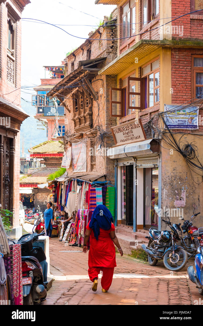 Bhaktapur, Népal - le 16 juillet 2018 : l'architecture traditionnelle en Bhatktapur ville, célèbre pour la mieux conservée, de cours et de palais vieux centre-ville Banque D'Images