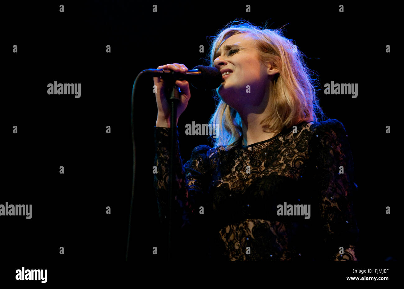 Geike Arnaert effectuant son premier concert solo depuis qu'elle a quitté le groupe Hooverphonic, chantant des chansons de Kurt Weil au prix Gouden Vleugels ceremon Banque D'Images