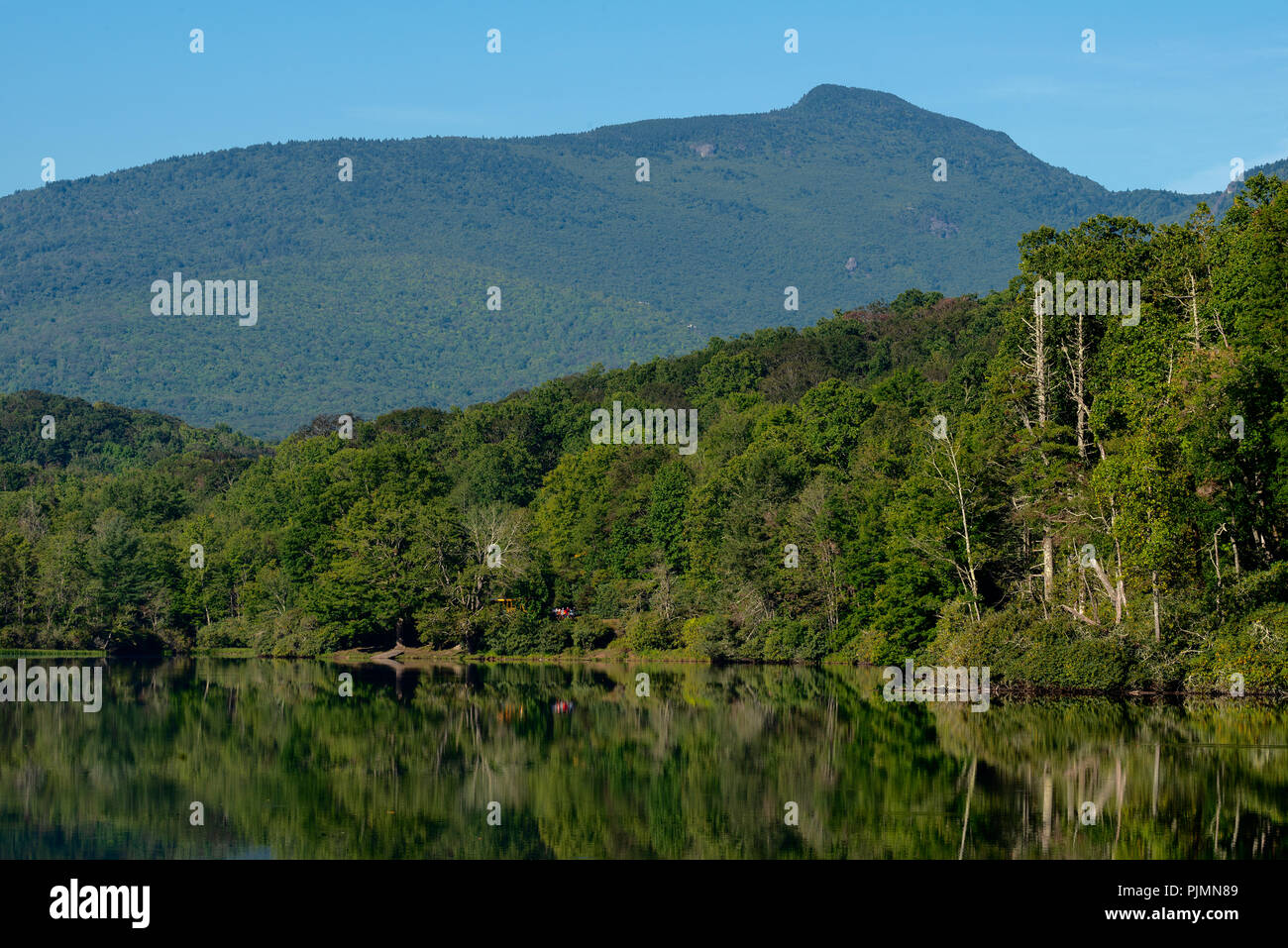 Grandfather Mountain réflexion matinale dans : lac. Situé à Blowing Rock sur Caroline du Nord Blue Ridge Parkway. Banque D'Images