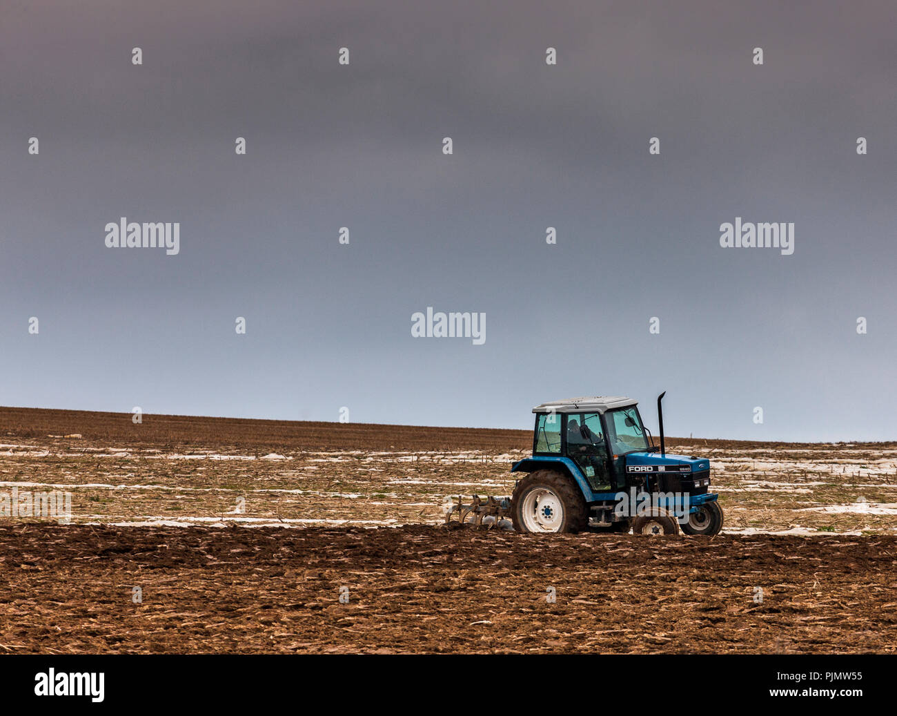 Carrigaline, Cork, Irlande, le 26 février 2018. Un agriculteur laboure sa terre comme il prépare sa terre à la plantation à l'extérieur de Carrigaline, Co.Cork. Banque D'Images
