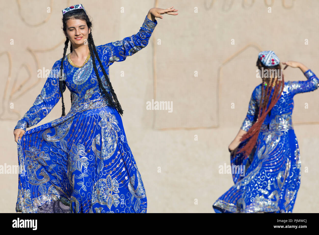 KHIVA, OUZBÉKISTAN - 26 août 2018 : Folk Dancers effectue la danse traditionnelle à des festivals locaux. Banque D'Images