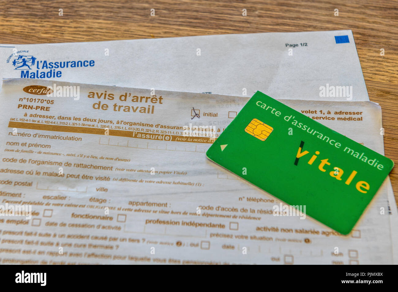 Le Document Francais De Conge De Maladie Arret De Travail Et Carte Vitale Photo Stock Alamy
