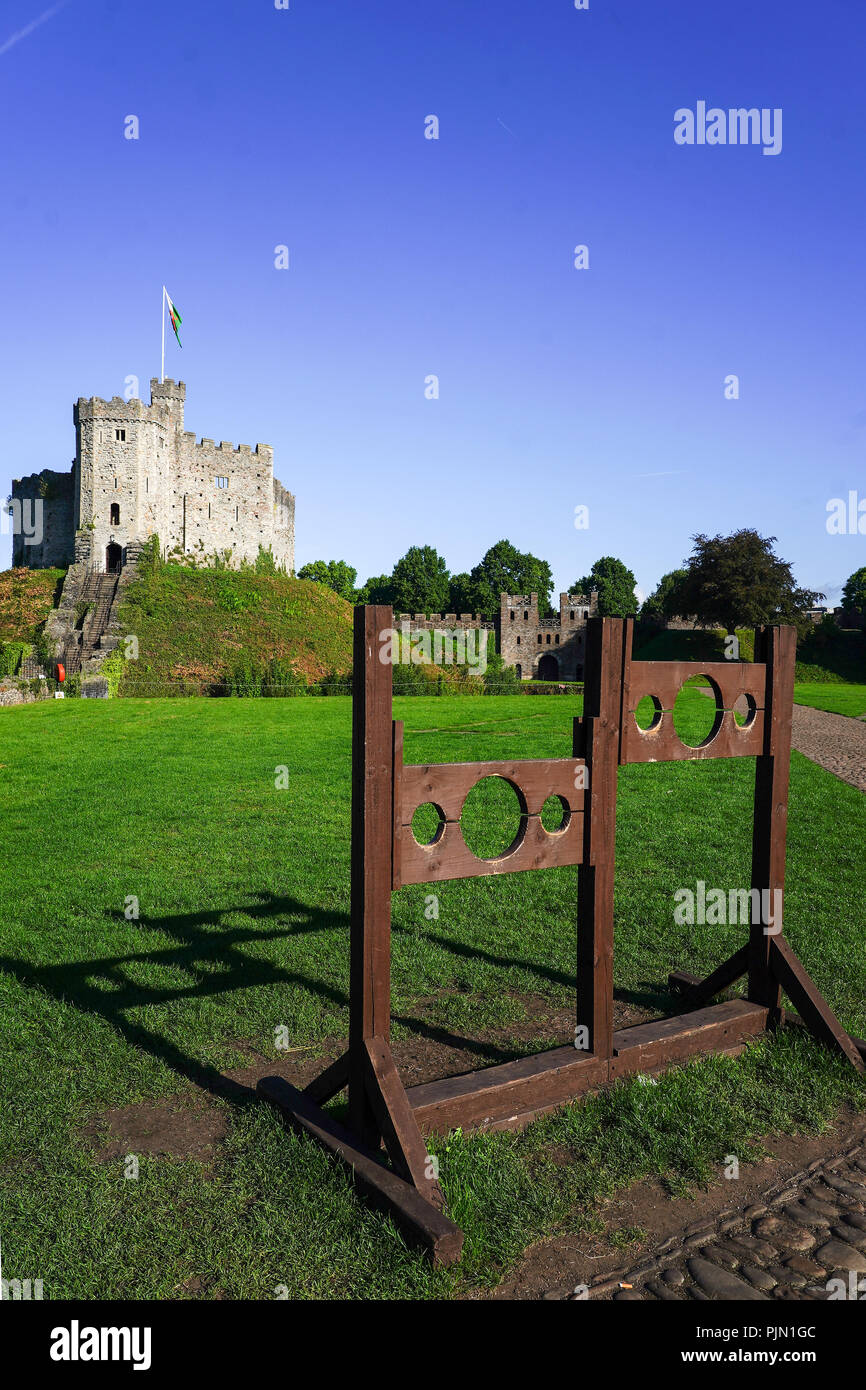 Vue sur le donjon normand et d'un ensemble de stocks dans le château de Cardiff, dans le sud du Pays de Galles. Date de la photo : Vendredi 7 septembre 2018. Photo : Roger Garfield/Alamy Banque D'Images