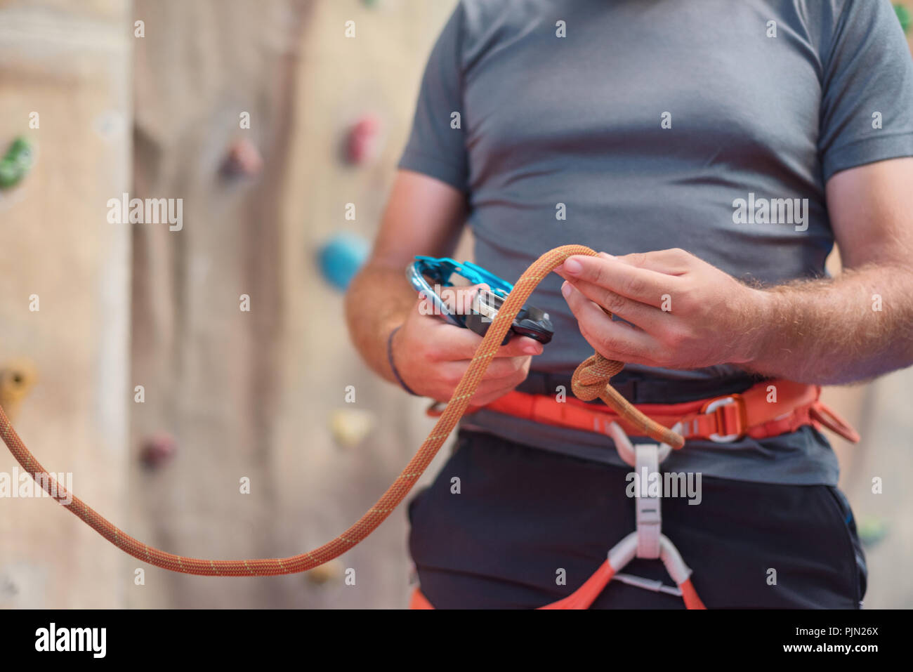 Rock Wall climber wearing harnais de sécurité et le matériel d'escalade indoor, close-up de droit Banque D'Images