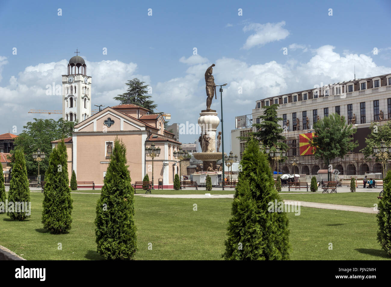 SKOPJE, RÉPUBLIQUE DE MACÉDOINE - 13 MAI 2017 : l'Église orthodoxe de la Saint-dimitri et Philippe II de Macédoine Monument à Skopje, République de Macedoni Banque D'Images