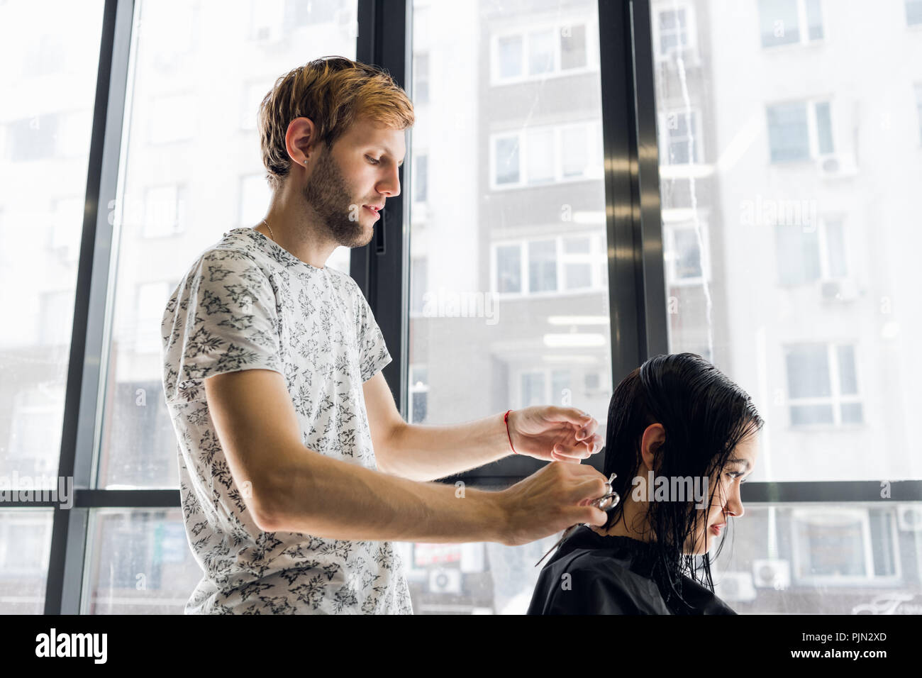 Coiffure la coupe de cheveux d'une belle brunette woman grave Banque D'Images