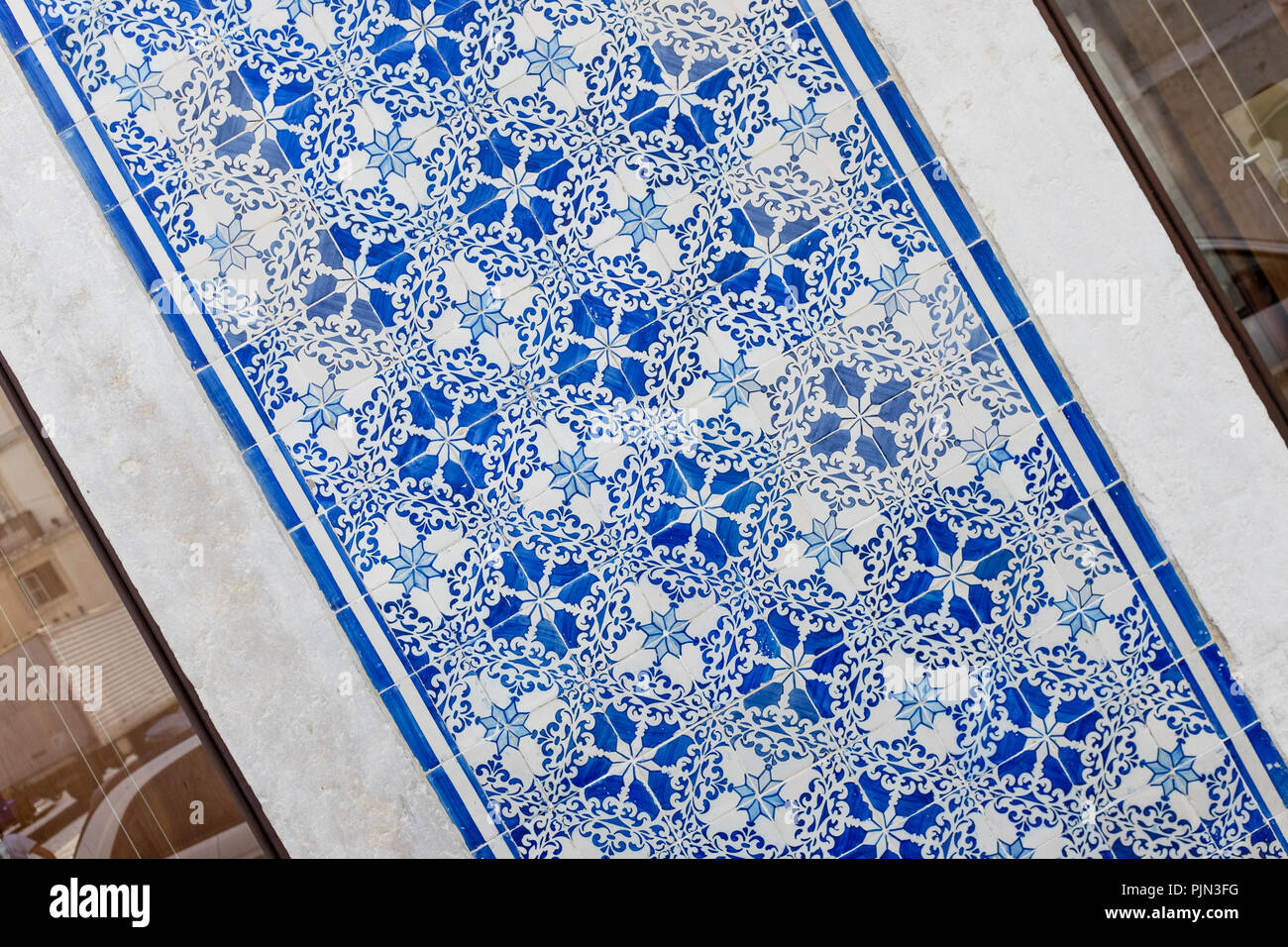 Carrelage traditionnel, connu sous le nom des azulejos, Lisbonne, Portugal.  Ces tuiles peintes peuvent être trouvés à travers le pays qui ornent de  nombreux édifices Photo Stock - Alamy