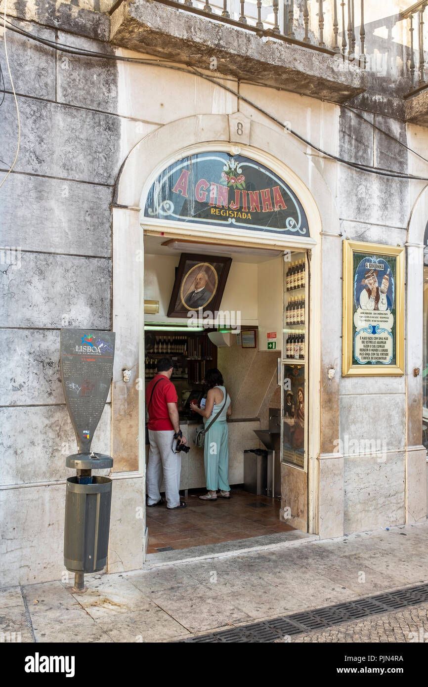 Clients à la Ginjinha, le célèbre magasin d'alcool à Lisbonne, d'acheter la  liqueur traditionnelle portugaise avec griottes Photo Stock - Alamy