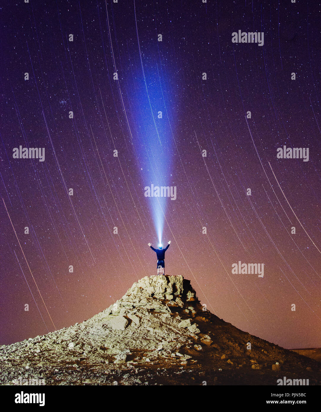 Paysage avec startrails d'un man on mountain Banque D'Images