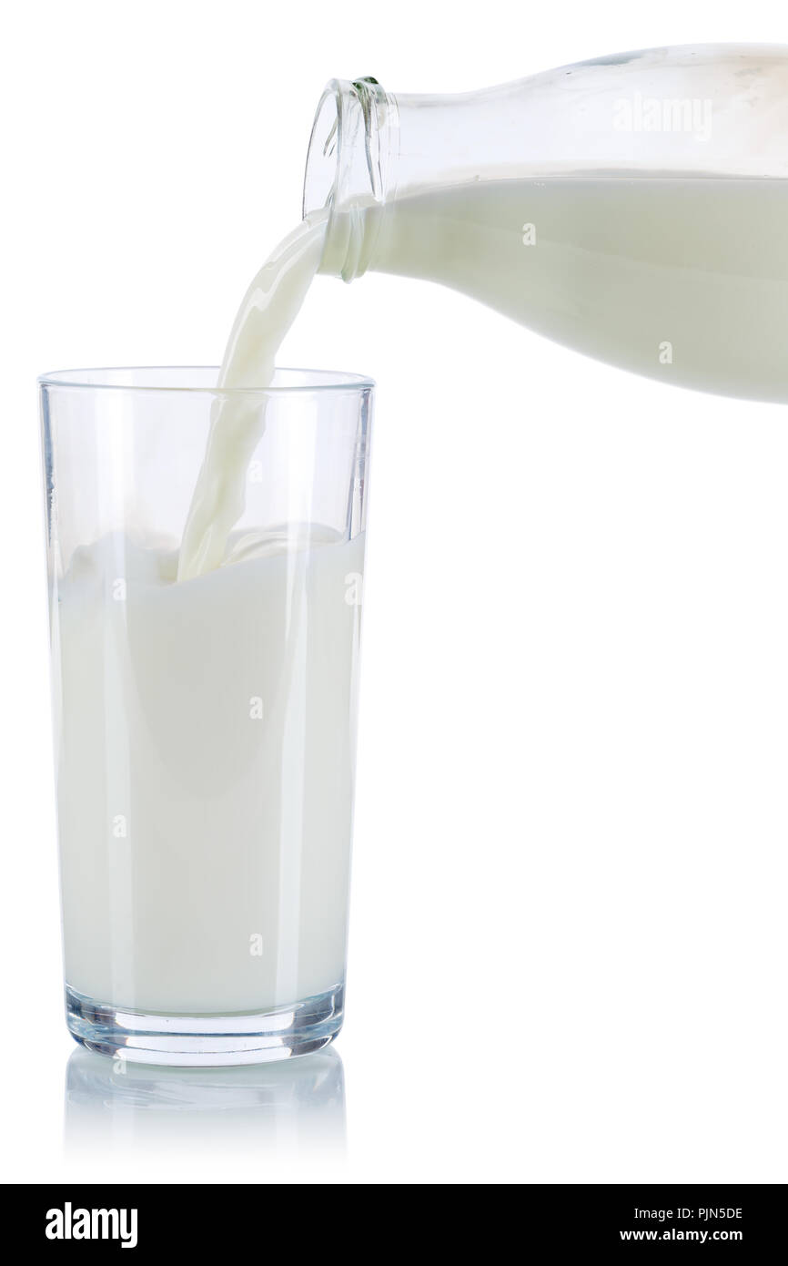 Verser le lait pour le flacon en verre isolé sur fond blanc Banque D'Images