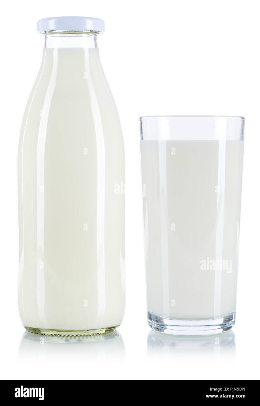 Verre de lait et une bouteille isolé sur fond blanc Banque D'Images