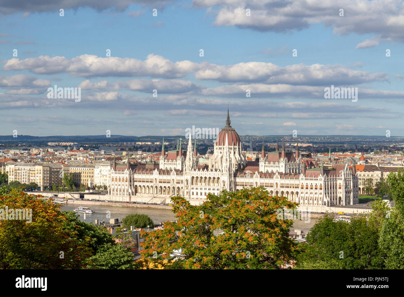 Le bâtiment du parlement hongrois (Országház) à Budapest, Hongrie vu de l'ouest (Buda) côté du Danube. Banque D'Images