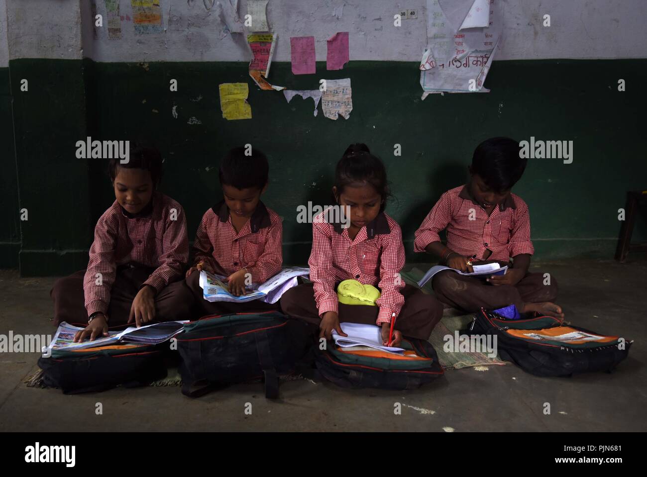 Allahabad, Inde. 05Th Nov, 2018. 08 septembre 2018 Allahabad Uttar Pradesh/Inde : students reading book lors d'une école publique à l'occasion de la Journée mondiale de l'alphabétisation à Allahabad sur 08-09-2018. Credit : Prabhat Kumar Verma/Pacific Press/Alamy Live News Banque D'Images
