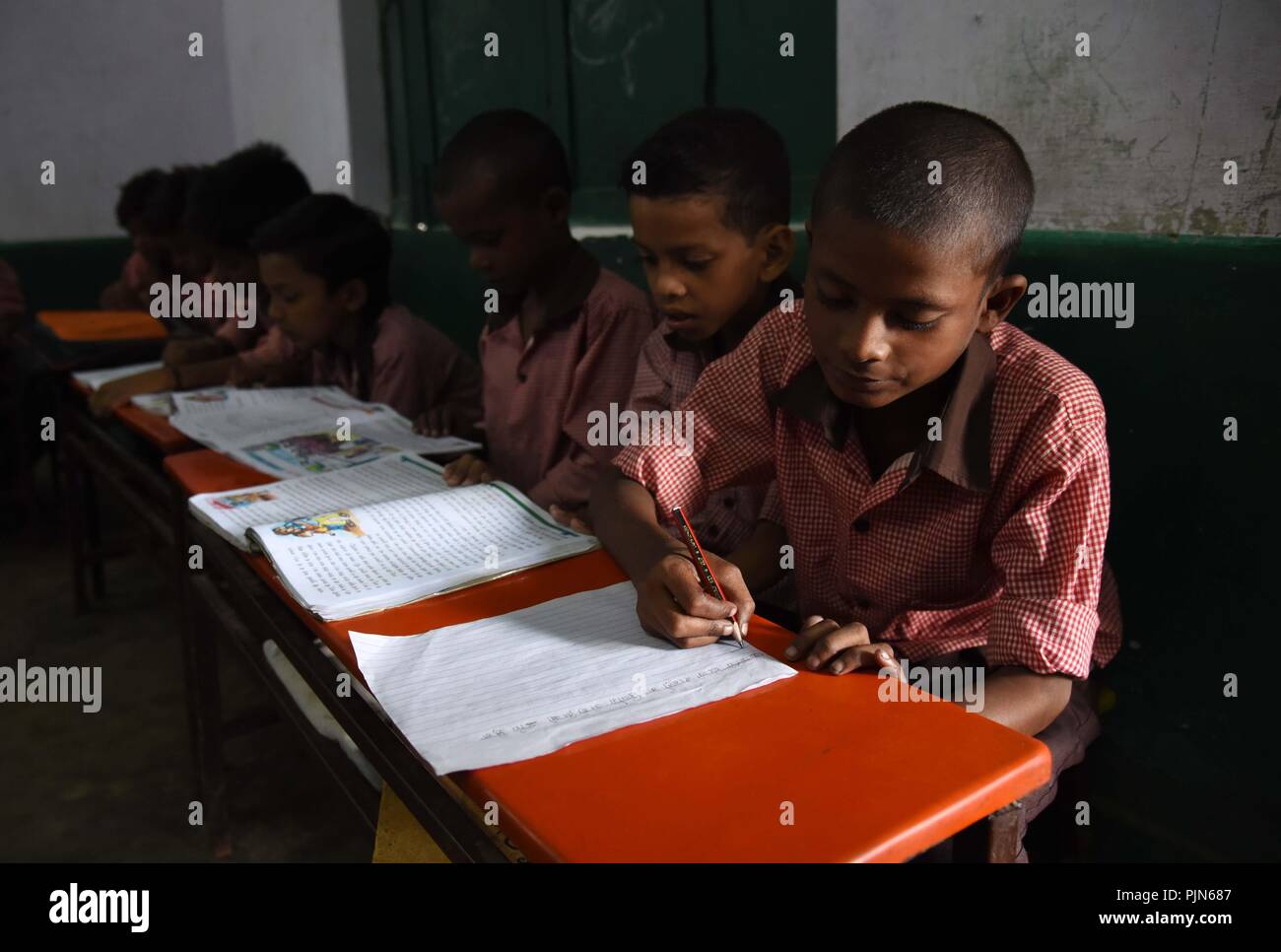 Allahabad, Inde. 05Th Nov, 2018. 08 septembre 2018 Allahabad Uttar Pradesh/Inde : les élèves lecture à une école du gouvernement à l'occasion de Journée mondiale de l'alphabétisation à Allahabad sur 08-09-2018. Credit : Prabhat Kumar Verma/Pacific Press/Alamy Live News Banque D'Images