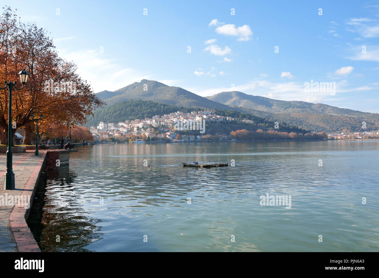 Kalithea , district de Kastoria afficher d'Apozari district sur le lac du nord du lac de Kastoria, Grèce Banque D'Images