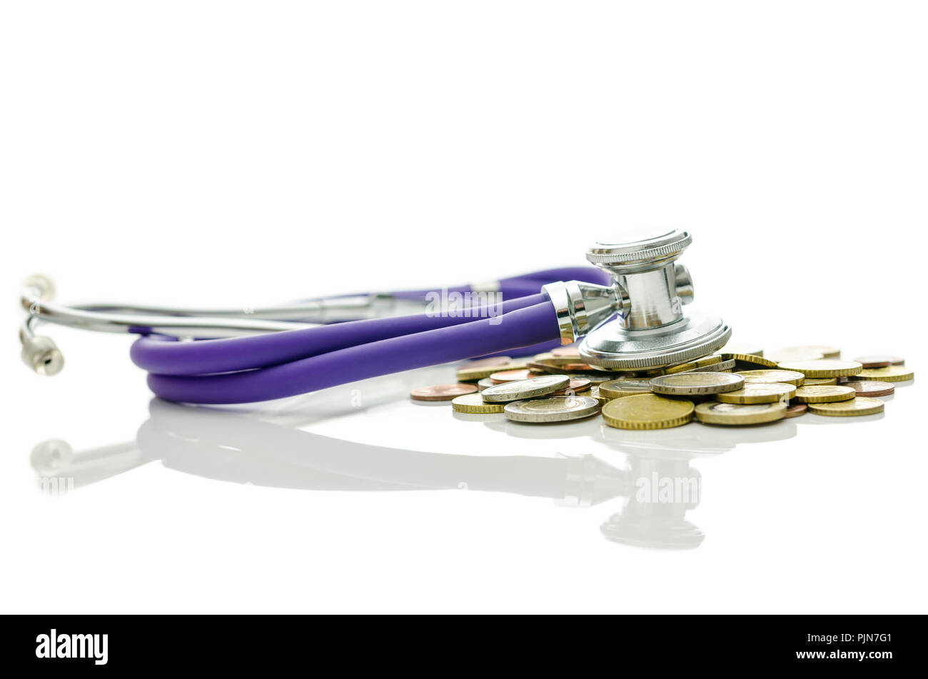 Stéthoscope sur tas de pièces représentant concept de récupération de la crise économique. Banque D'Images