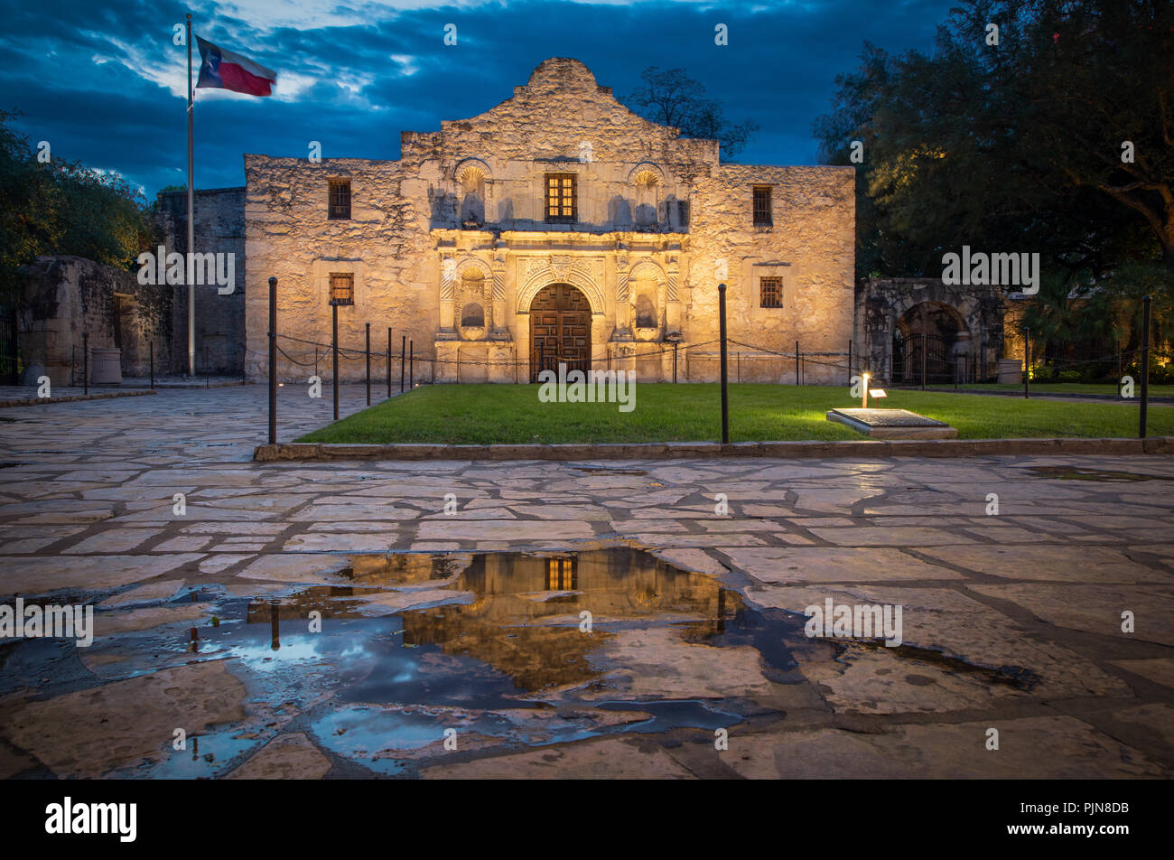 L'Alamo est une ancienne mission espagnole (comme une église construite par des missionnaires catholiques au ministre pour les autochtones) qui est dans ce qui est maintenant San Antonio, Texa Banque D'Images