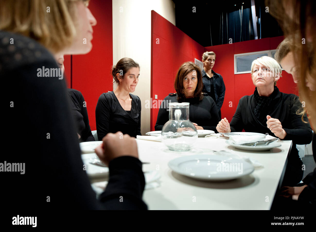 Theatre company De Dijlezonen jouant 'Het Huis van Bernarda Alba" de Federico Garcia Lorca, réalisé par Frans Vanderschueren (Belgique, 16/10/2014) Banque D'Images