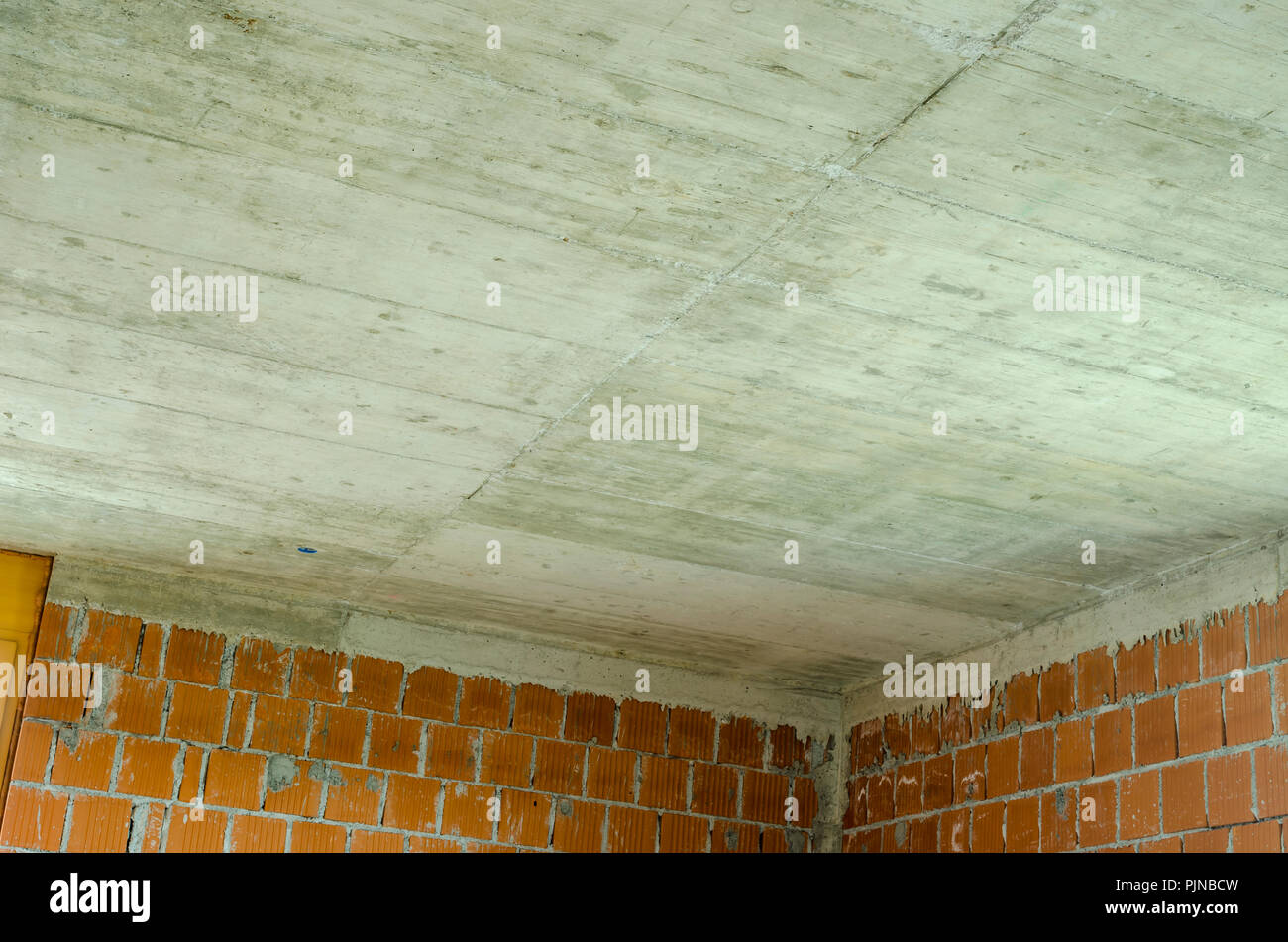 Plafond en béton d'une maison en construction Photo Stock - Alamy