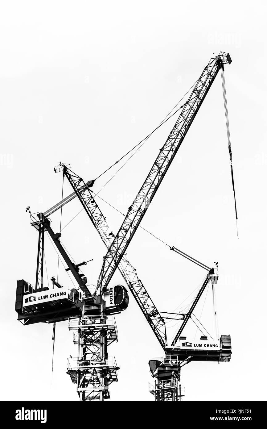 Singapour - 5 août, 2018 : passage de grues de construction géant dans le ciel. Banque D'Images