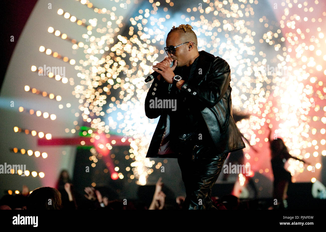 Ray & Anita, anciennement 2 Unlimited, effectuant leur première réunion les concerts en 13 ans à l'I love the 90's party à Hasselt (Belgique, 12/04/2009) Banque D'Images