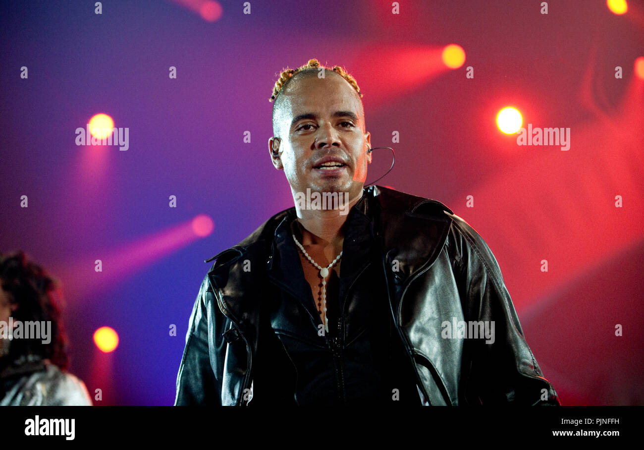 Ray & Anita, anciennement 2 Unlimited, effectuant leur première réunion les concerts en 13 ans à l'I love the 90's party à Hasselt (Belgique, 12/04/2009) Banque D'Images