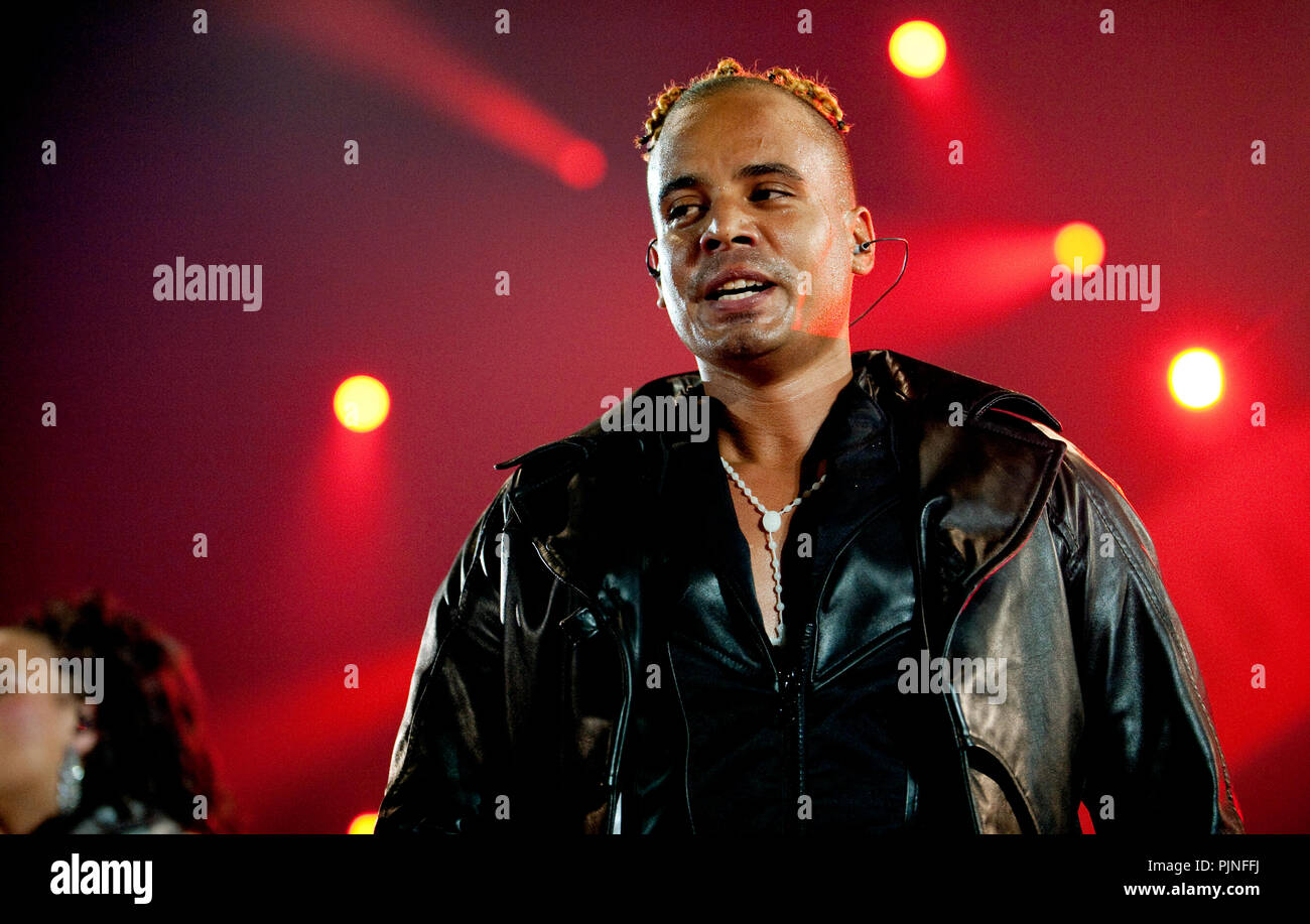 Ray & Anita, anciennement 2 Unlimited, effectuant leur première réunion les concerts en 13 ans à l'I love the 90's party à Hasselt (Belgique, 12/04/2009) Banque D'Images
